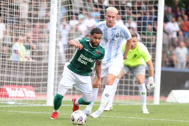 01.08.2026, Herren, Fussball, Saison 2026 2027, Regionalliga Bayern, 2. Spieltag: 1. FC Schweinfurt 1905 - TSV 1860 München Von links: Jason Prodanovic (FC Schweinfurt 05, 17) gegen Lasse Faßmann (1860 München, 33) Schweinfurt Riedel-Bau-Arena im Sachs-Stadio Bayern Unterfranken Deutschland