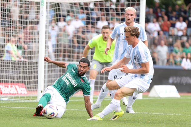 01.08.2026, Herren, Fussball, Saison 2026 2027, Regionalliga Bayern, 2. Spieltag: 1. FC Schweinfurt 1905 - TSV 1860 München Von links: Jason Prodanovic (FC Schweinfurt 05, 17) vor Julian Bell (TSV 1860 München, 02) Schweinfurt Riedel-Bau-Arena im Sachs-Stadio Bayern Unterfranken Deutschland