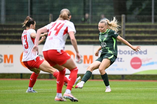 Fußball I Frauen I Saison 2026-2027 I Freundschaftsspiel I RB Leipzig - VfL Wolfsburg I 01.08.2026 Zweikampf Sandra Starke (13, Rasenballsport Leipzig) fordert Anny Kerim-Lindland (38, VfL Wolfsburg) Markranstädt Rasenplatz, Stadion am Bad Großfeld, Am Stadtbad 30 Sachsen Deutschland Copyright: xLobeca InesxHähnelx