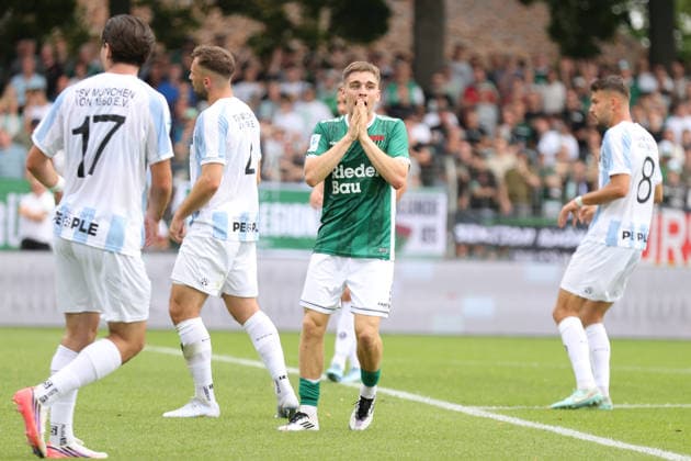 01.08.2026, Herren, Fussball, Saison 2026 2027, Regionalliga Bayern, 2. Spieltag: 1. FC Schweinfurt 1905 - TSV 1860 München Philipp Hack (FC Schweinfurt 05, 07) bedient Schweinfurt Riedel-Bau-Arena im Sachs-Stadio Bayern Unterfranken Deutschland