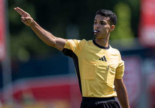 Fußball Regionalliga Staffel West 1. Spieltag SV Westfalia Rhynern - Sportfreunde Siegen am 01.08.2026 im Kümpel + Hellmeister Arena im Westfalia Sportpark in Hamm-Rhynern Schiedsrichter Ali Magrouda