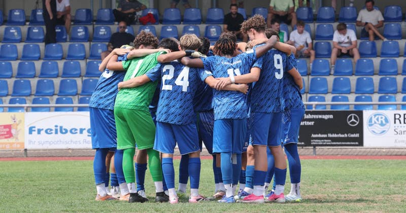 Freiberg , Fußball U19 DFB Pokal Junioren SGV Heilbronn-Freiberg vs. VfL Wolfsburg , Freiberger Mannschaft macht vor dem Spiel einen Kreis