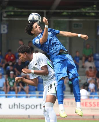 Freiberg , Fußball U19 DFB Pokal Junioren SGV Heilbronn-Freiberg vs. VfL Wolfsburg , vonoben: Gianluva Maazola( SGV ) Keeron Danioko ( Wolfsburg )