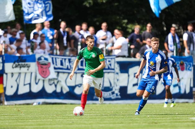 01.08.2026, Fussball, Herren, Regionalliga Nord, 1. Spieltag, HSC Hannover - BSV Kickers Emden Luc Ihorst (blau 14 BSV Kickers Emden) im Zweikampf mit Leander Baar (6 HSC Hannover)