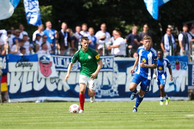 01.08.2026, Fussball, Herren, Regionalliga Nord, 1. Spieltag, HSC Hannover - BSV Kickers Emden Luc Ihorst (blau 14 BSV Kickers Emden) im Zweikampf mit Leander Baar (6 HSC Hannover)
