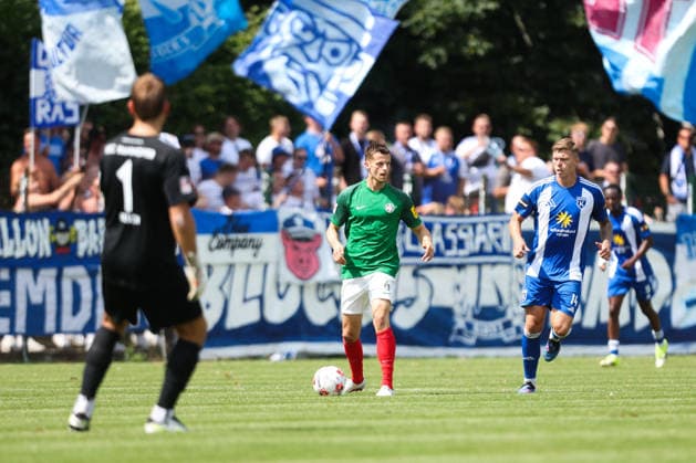 01.08.2026, Fussball, Herren, Regionalliga Nord, 1. Spieltag, HSC Hannover - BSV Kickers Emden Luc Ihorst (blau 14 BSV Kickers Emden) im Zweikampf mit Leander Baar (6 HSC Hannover)