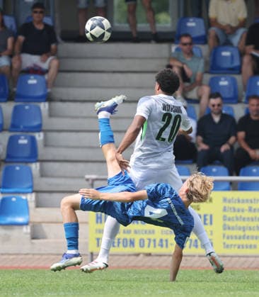 Freiberg , Fußball U19 DFB Pokal Junioren SGV Heilbronn-Freiberg vs. VfL Wolfsburg , von vorne: Joel Sommer ( SGV ) Isaiah Seretis ( Wolfs )