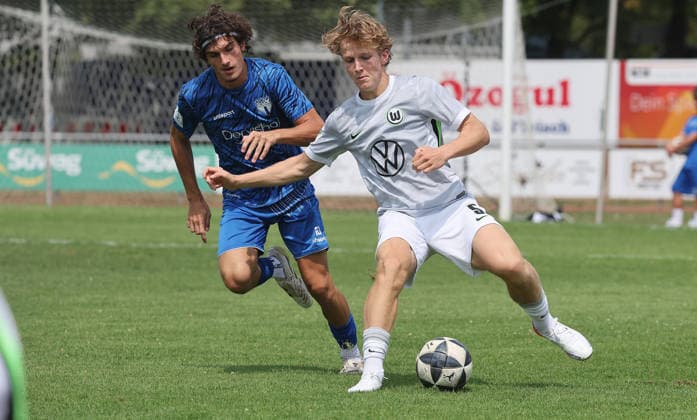 Freiberg , Fußball U19 DFB Pokal Junioren SGV Heilbronn-Freiberg vs. VfL Wolfsburg , von links: Ilias Belca ( SGV ) Tim Neininger ( Wolfs )
