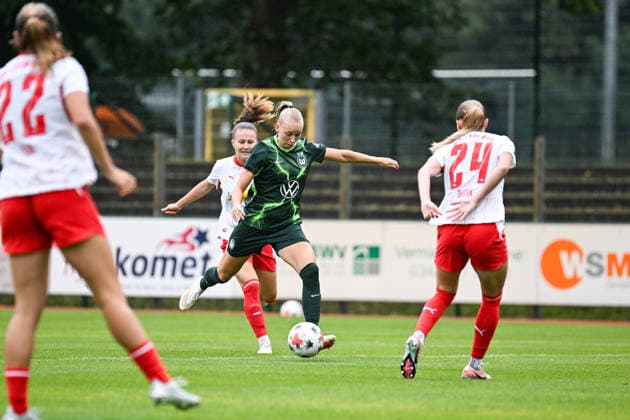 Fußball I Frauen I Saison 2026-2027 I Freundschaftsspiel I RB Leipzig - VfL Wolfsburg I 01.08.2026 Ella Peddemors (5, VfL Wolfsburg) holt aus zum Torschuss Markranstädt Rasenplatz, Stadion am Bad Großfeld, Am Stadtbad 30 Sachsen Deutschland Copyright: xLobeca InesxHähnelx