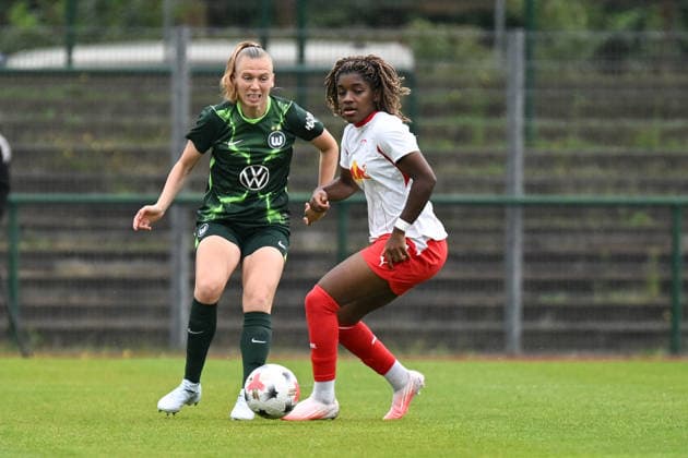 Fußball I Frauen I Saison 2026-2027 I Freundschaftsspiel I RB Leipzig - VfL Wolfsburg I 01.08.2026 Zweikampf Lieske Carleer (3, VfL Wolfsburg), Delice Boboy (17, Rasenballsport Leipzig) Markranstädt Rasenplatz, Stadion am Bad Großfeld, Am Stadtbad 30 Sachsen Deutschland Copyright: xLobeca InesxHähnelx