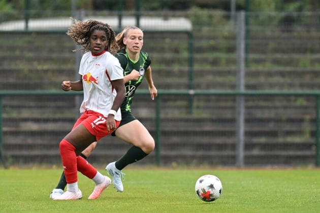 Fußball I Frauen I Saison 2026-2027 I Freundschaftsspiel I RB Leipzig - VfL Wolfsburg I 01.08.2026 Delice Boboy (17, Rasenballsport Leipzig) hat gegen Lieske Carleer (3, VfL Wolfsburg) das Nachsehen Markranstädt Rasenplatz, Stadion am Bad Großfeld, Am Stadtbad 30 Sachsen Deutschland Copyright: xLobeca InesxHähnelx