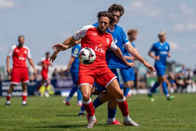 Fußball Regionalliga Staffel West 1. Spieltag SV Westfalia Rhynern - Sportfreunde Siegen am 01.08.2026 im Kümpel + Hellmeister Arena im Westfalia Sportpark in Hamm-Rhynern Lucas Cueto ( Siegen ) - vorne - Lars Warschewski ( Rhynern ), hinten