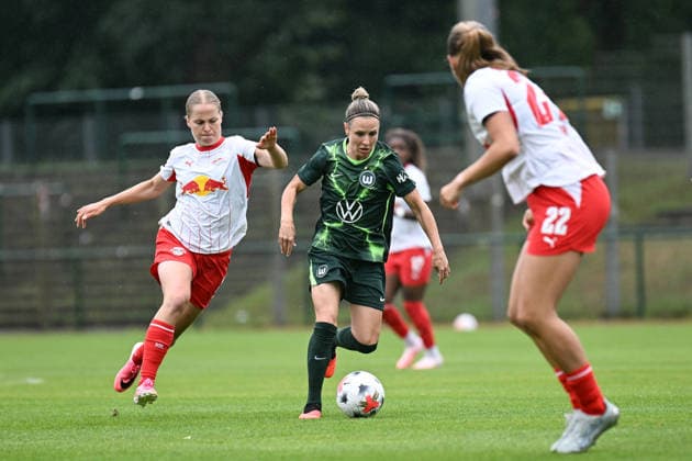 Fußball I Frauen I Saison 2026-2027 I Freundschaftsspiel I RB Leipzig - VfL Wolfsburg I 01.08.2026 Emilia Asgeirsdottir (8, Rasenballsport Leipzig) attackiert Svenja Huth (10, VfL Wolfsburg), die den Ball führt Markranstädt Rasenplatz, Stadion am Bad Großfeld, Am Stadtbad 30 Sachsen Deutschland Copyright: xLobeca InesxHähnelx