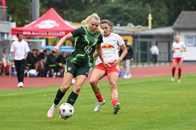 Fußball I Frauen I Saison 2026-2027 I Freundschaftsspiel I RB Leipzig - VfL Wolfsburg I 01.08.2026 Anny Kerim-Lindland (38, VfL Wolfsburg), Alieke Tuin (22, Rasenballsport Leipzig) Markranstädt Rasenplatz, Stadion am Bad Großfeld, Am Stadtbad 30 Sachsen Deutschland Copyright: xLobeca InesxHähnelx