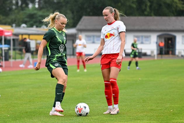 Fußball I Frauen I Saison 2026-2027 I Freundschaftsspiel I RB Leipzig - VfL Wolfsburg I 01.08.2026 Anny Kerim-Lindland (38, VfL Wolfsburg), Nikoline Dudek (24, Rasenballsport Leipzig) Markranstädt Rasenplatz, Stadion am Bad Großfeld, Am Stadtbad 30 Sachsen Deutschland Copyright: xLobeca InesxHähnelx