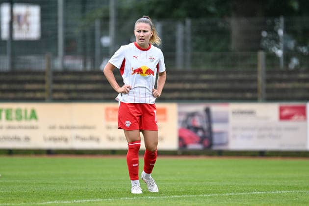 Fußball I Frauen I Saison 2026-2027 I Freundschaftsspiel I RB Leipzig - VfL Wolfsburg I 01.08.2026 Annabel Schasching (16, Rasenballsport Leipzig) Freisteller, Nahaufnahme, Porträt, Portrait, Einzelfoto, Einzelbild, Körper Markranstädt Rasenplatz, Stadion am Bad Großfeld, Am Stadtbad 30 Sachsen Deutschland Copyright: xLobeca InesxHähnelx