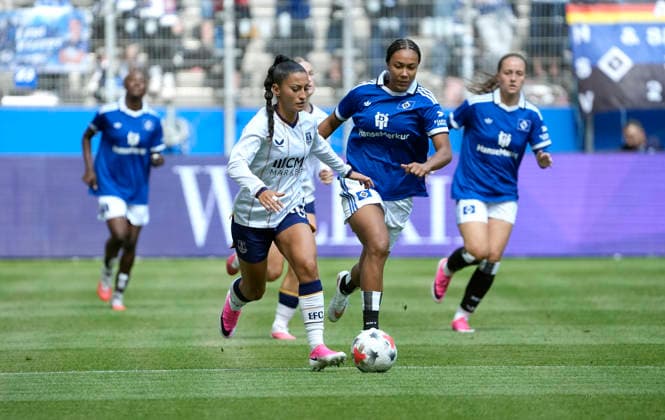Foto : Maz Pacheco ( Everton ) gegen Melina KRÜGER (HSV , rechts) HSV Saisoneröffnung am Sa. 01.08.2026 Fussball Testspiel der Damen Hamburger SV - FC Everton