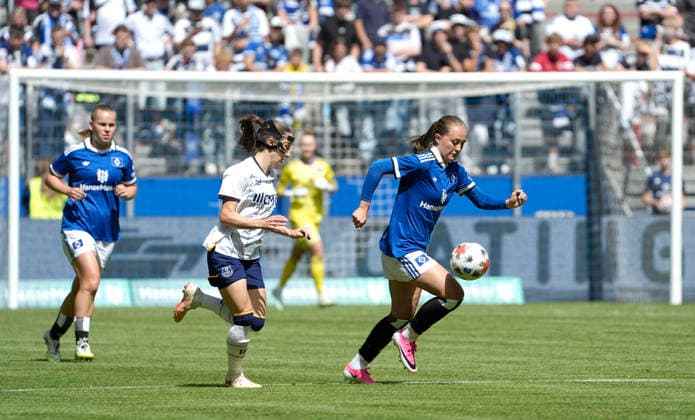 Foto : Clare Wheeler ( Everton ) gegen Camilla LINBERG (HSV) HSV Saisoneröffnung am Sa. 01.08.2026 Fussball Testspiel der Damen Hamburger SV - FC Everton