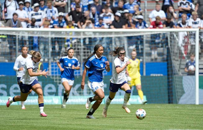Foto : Melina KRÜGER am Ball (HSV) gegen Clare Whheler ( Everton ) HSV Saisoneröffnung am Sa. 01.08.2026 Fussball Testspiel der Damen Hamburger SV - FC Everton