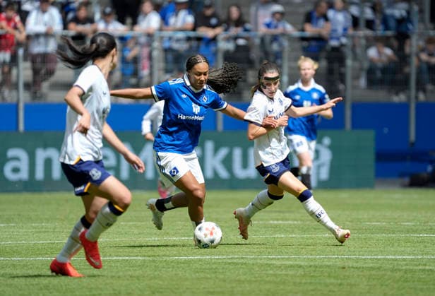 Foto : Melina KRÜGER am Ball (HSV) gegen Clare Whheler ( Everton ) HSV Saisoneröffnung am Sa. 01.08.2026 Fussball Testspiel der Damen Hamburger SV - FC Everton
