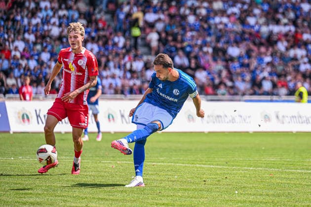 01.08.2026, Fussball, Saison 2026 2027, Testspiel, KSV Hessen Kassel - FC Schalke 04, Kenan Karaman (FC Schalke 04) erzielt das Tor zum 0:1, xRHR-FOTO YYx Copyright: KROEGER RHR-FOTOx RHR-FOTO YY