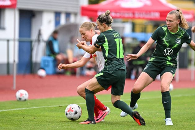 Fußball I Frauen I Saison 2026-2027 I Freundschaftsspiel I RB Leipzig - VfL Wolfsburg I 01.08.2026 Zweikampf Emilia Asgeirsdottir (8, Rasenballsport Leipzig), Svenja Huth (10, VfL Wolfsburg), Lieske Carleer (3, VfL Wolfsburg) Markranstädt Rasenplatz, Stadion am Bad Großfeld, Am Stadtbad 30 Sachsen Deutschland Copyright: xLobeca InesxHähnelx