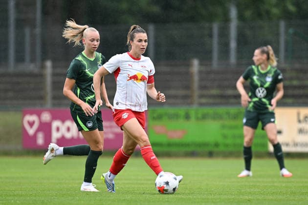 Fußball I Frauen I Saison 2026-2027 I Freundschaftsspiel I RB Leipzig - VfL Wolfsburg I 01.08.2026 Ella Peddemors (5, VfL Wolfsburg), Sandra Starke (13, Rasenballsport Leipzig) am Ball Markranstädt Rasenplatz, Stadion am Bad Großfeld, Am Stadtbad 30 Sachsen Deutschland Copyright: xLobeca InesxHähnelx