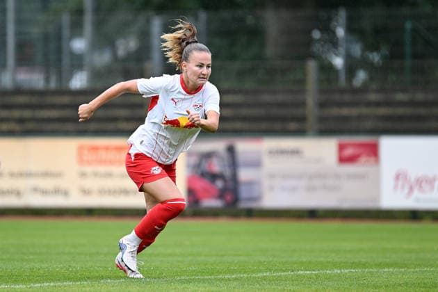 Fußball I Frauen I Saison 2026-2027 I Freundschaftsspiel I RB Leipzig - VfL Wolfsburg I 01.08.2026 Annabel Schasching (16, Rasenballsport Leipzig) Freisteller, Nahaufnahme, Porträt, Portrait, Einzelfoto, Einzelbild, Körper Markranstädt Rasenplatz, Stadion am Bad Großfeld, Am Stadtbad 30 Sachsen Deutschland Copyright: xLobeca InesxHähnelx