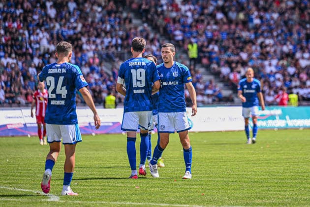 01.08.2026, Fussball, Saison 2026 2027, Testspiel, KSV Hessen Kassel - FC Schalke 04, Kenan Karaman (FC Schalke 04) freut sich über das Tor zum 0:1, xRHR-FOTO YYx Copyright: KROEGER RHR-FOTOx RHR-FOTO YY