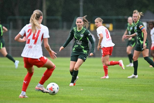 Fußball I Frauen I Saison 2026-2027 I Freundschaftsspiel I RB Leipzig - VfL Wolfsburg I 01.08.2026 Smilla Vallotto (14, VfL Wolfsburg) (m.) Freisteller, Nahaufnahme, Porträt, Portrait, Einzelfoto, Einzelbild, Körper Markranstädt Rasenplatz, Stadion am Bad Großfeld, Am Stadtbad 30 Sachsen Deutschland Copyright: xLobeca InesxHähnelx