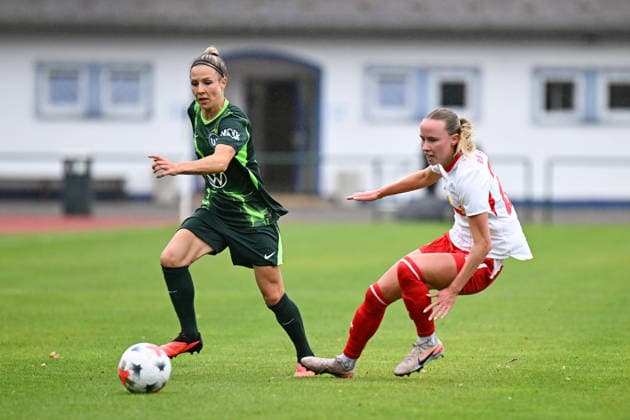 Fußball I Frauen I Saison 2026-2027 I Freundschaftsspiel I RB Leipzig - VfL Wolfsburg I 01.08.2026 Svenja Huth (10, VfL Wolfsburg), Alieke Tuin (22, Rasenballsport Leipzig) Markranstädt Rasenplatz, Stadion am Bad Großfeld, Am Stadtbad 30 Sachsen Deutschland Copyright: xLobeca InesxHähnelx