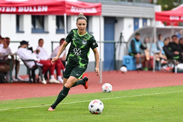 Fußball I Frauen I Saison 2026-2027 I Freundschaftsspiel I RB Leipzig - VfL Wolfsburg I 01.08.2026 Svenja Huth (10, VfL Wolfsburg) mit Ball Freisteller, Nahaufnahme, Porträt, Portrait, Einzelfoto, Einzelbild, Körper Markranstädt Rasenplatz, Stadion am Bad Großfeld, Am Stadtbad 30 Sachsen Deutschland Copyright: xLobeca InesxHähnelx