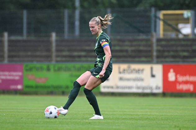 Fußball I Frauen I Saison 2026-2027 I Freundschaftsspiel I RB Leipzig - VfL Wolfsburg I 01.08.2026 Janina Minge (6, VfL Wolfsburg) mit Ball Freisteller, Nahaufnahme, Porträt, Portrait, Einzelfoto, Einzelbild, Körper Markranstädt Rasenplatz, Stadion am Bad Großfeld, Am Stadtbad 30 Sachsen Deutschland Copyright: xLobeca InesxHähnelx