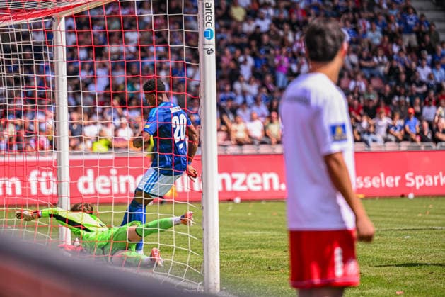 01.08.2026, Fussball, Saison 2026 2027, Testspiel, KSV Hessen Kassel - FC Schalke 04, Junior Adamu (FC Schalke 04) erzielt das Tor zum 0:2, xRHR-FOTO YYx Copyright: KROEGER RHR-FOTOx RHR-FOTO YY