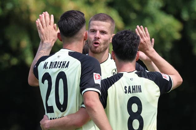 01.08.2026, xrekx, Fussball Testspiel, FC Metz - 1.FC Kaiserslautern v.l. Torjubel nach dem Tor zum celebrating the goal celebrate 0:2 durch Mergim Berisha (1.FC Kaiserslautern) mit Jan Elvedi (1.FC Kaiserslautern) Semih Sahin (1.FC Kaiserslautern) (DFL DFB REGULATIONS PROHIBIT ANY USE OF PHOTOGRAPHS as IMAGE SEQUENCES and or QUASI-VIDEO) Metz