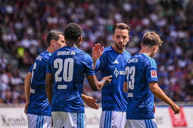 01.08.2026, Fussball, Saison 2026 2027, Testspiel, KSV Hessen Kassel - FC Schalke 04, Junior Adamu (FC Schalke 04) freut sich über das Tor zum 0:2, Kenan Karaman (FC Schalke 04) xRHR-FOTO YYx Copyright: KROEGER RHR-FOTOx RHR-FOTO YY