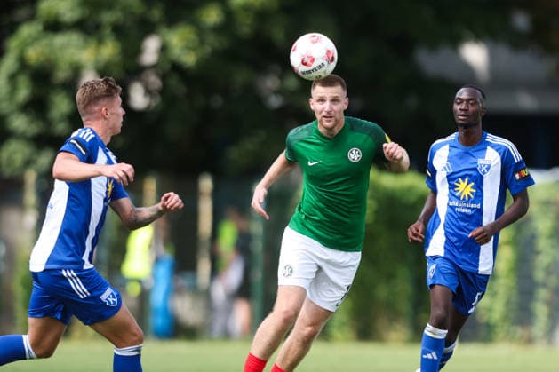01.08.2026, Fussball, Herren, Regionalliga Nord, 1. Spieltag, HSC Hannover - BSV Kickers Emden Denis Vukancic (10 HSC Hannover) Ibrahim Touray (blau 57 BSV Kickers Emden)