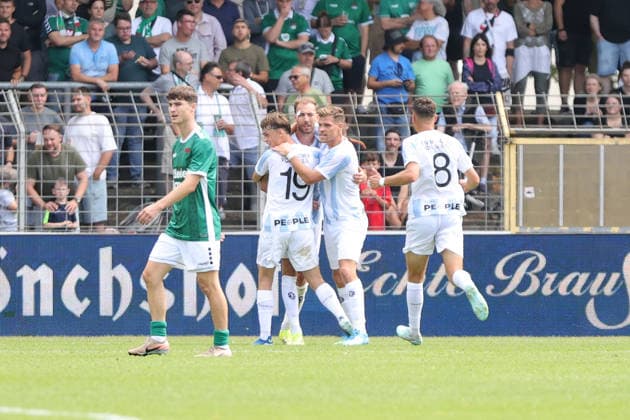 01.08.2026, Herren, Fussball, Saison 2026 2027, Regionalliga Bayern, 2. Spieltag: 1. FC Schweinfurt 1905 - TSV 1860 München Jubel beim TSV 1860 München nach dem 1:1-Ausgleich Schweinfurt Riedel-Bau-Arena im Sachs-Stadio Bayern Unterfranken Deutschland