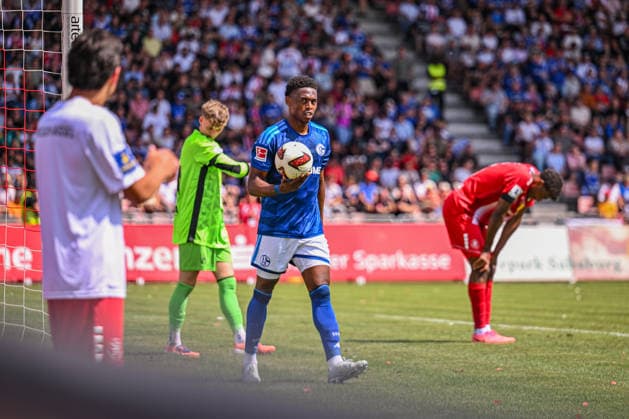 01.08.2026, Fussball, Saison 2026 2027, Testspiel, KSV Hessen Kassel - FC Schalke 04, Junior Adamu (FC Schalke 04) freut sich über das Tor zum 0:2, xRHR-FOTO YYx Copyright: KROEGER RHR-FOTOx RHR-FOTO YY