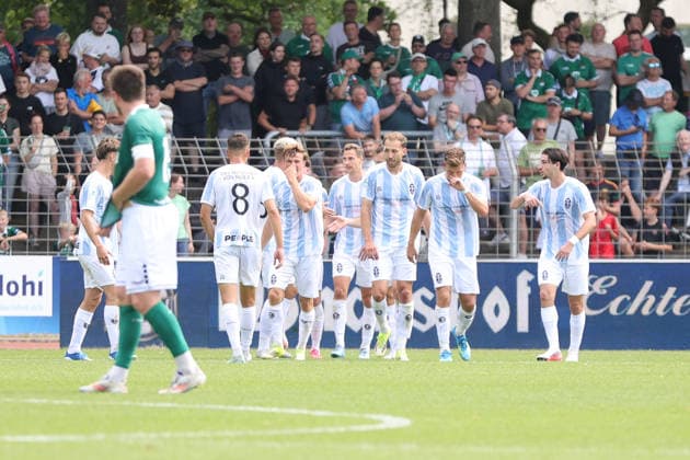 01.08.2026, Herren, Fussball, Saison 2026 2027, Regionalliga Bayern, 2. Spieltag: 1. FC Schweinfurt 1905 - TSV 1860 München Jubel beim TSV 1860 München nach dem 1:1-Ausgleich Schweinfurt Riedel-Bau-Arena im Sachs-Stadio Bayern Unterfranken Deutschland