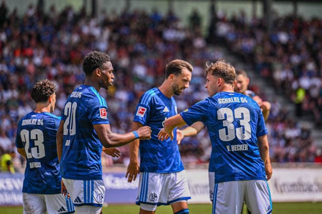 01.08.2026, Fussball, Saison 2026 2027, Testspiel, KSV Hessen Kassel - FC Schalke 04, Junior Adamu (FC Schalke 04) freut sich über das Tor zum 0:2, Vitalie Becker (FC Schalke 04) xRHR-FOTO YYx Copyright: KROEGER RHR-FOTOx RHR-FOTO YY