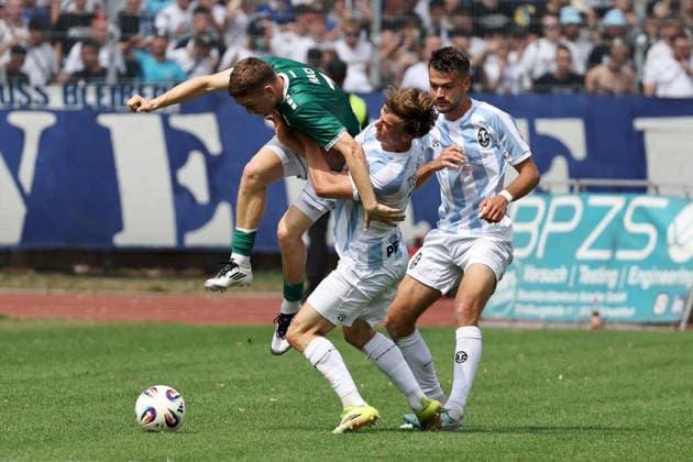 01.08.2026, Herren, Fussball, Saison 2026 2027, Regionalliga Bayern, 2. Spieltag: 1. FC Schweinfurt 1905 - TSV 1860 Muenchen Philipp Hack ( 7, 1. FC Schweinfurt 1905) und Julian Bell ( 2, TSV 1860 München) Schweinfurt Sachs-Stadion Bayern Deutschland