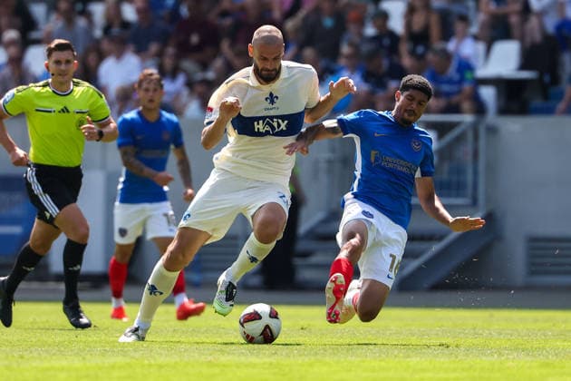 2026.08.01 Darmstadt, Testpiel SV Darmstadt 98 - FC Portsmouth v.l. Aleksandar Vukotic (SV Darmstadt 98), Luke Le Roux (Portsmouth) battles for the Ball Copyright: HMBxMedia JoaquimxFerreira