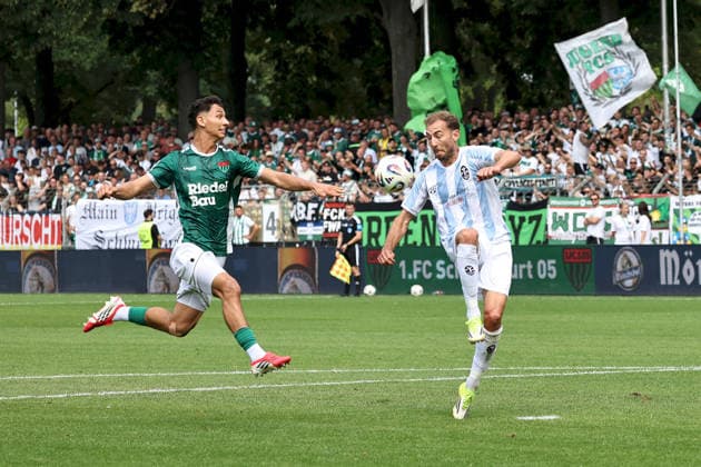 01.08.2026, Herren, Fussball, Saison 2026 2027, Regionalliga Bayern, 2. Spieltag: 1. FC Schweinfurt 1905 - TSV 1860 Muenchen Mustafa Alper Özden ( 20, 1. FC Schweinfurt 1905) und Michael Eberwein ( 13, TSV 1860 München) Schweinfurt Sachs-Stadion Bayern Deutschland
