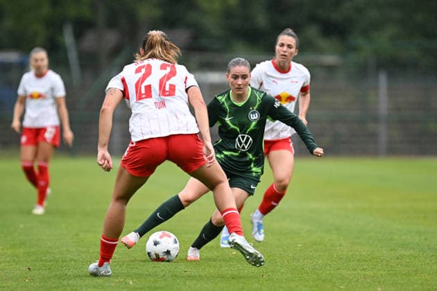 Fußball I Frauen I Saison 2026-2027 I Freundschaftsspiel I RB Leipzig - VfL Wolfsburg I 01.08.2026 Smilla Vallotto (14, VfL Wolfsburg) will mit dem Ball an Alieke Tuin (22, Rasenballsport Leipzig) vorbeiziehen Markranstädt Rasenplatz, Stadion am Bad Großfeld, Am Stadtbad 30 Sachsen Deutschland Copyright: xLobeca InesxHähnelx