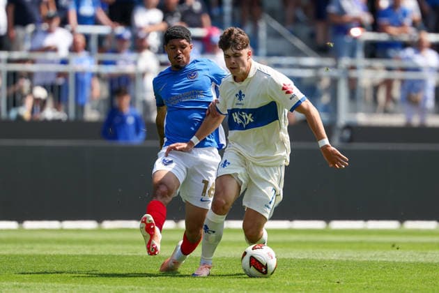 2026.08.01 Darmstadt, Testpiel SV Darmstadt 98 - FC Portsmouth v.l. Luke Le Roux (Portsmouth), Noah Raphael Weißhaupt (SV Darmstadt 98) battles for the Ball Copyright: HMBxMedia JoaquimxFerreira