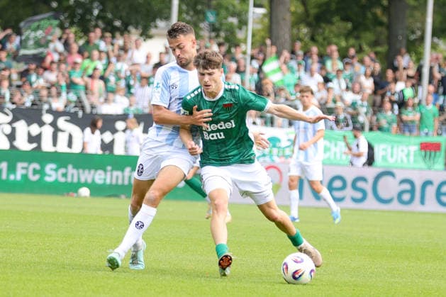 01.08.2026, Herren, Fussball, Saison 2026 2027, Regionalliga Bayern, 2. Spieltag: 1. FC Schweinfurt 1905 - TSV 1860 München Von links: Raphael Wach (TSV 1860 München, 08) gegen Lauris Bausenwein (FC Schweinfurt 05, 21) Schweinfurt Riedel-Bau-Arena im Sachs-Stadio Bayern Unterfranken Deutschland