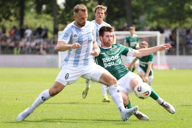 01.08.2026, Herren, Fussball, Saison 2026 2027, Regionalliga Bayern, 2. Spieltag: 1. FC Schweinfurt 1905 - TSV 1860 München Von links: Felix Weber (TSV 1860 München, 04) gegen Kevin Fery (FC Schweinfurt 05, 15) Schweinfurt Riedel-Bau-Arena im Sachs-Stadio Bayern Unterfranken Deutschland