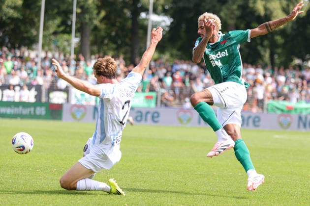01.08.2026, Herren, Fussball, Saison 2026 2027, Regionalliga Bayern, 2. Spieltag: 1. FC Schweinfurt 1905 - TSV 1860 München Von links: Julian Bell (TSV 1860 München, 02) gegen Mike Dellinger (FC Schweinfurt 05, 10) Schweinfurt Riedel-Bau-Arena im Sachs-Stadio Bayern Unterfranken Deutschland