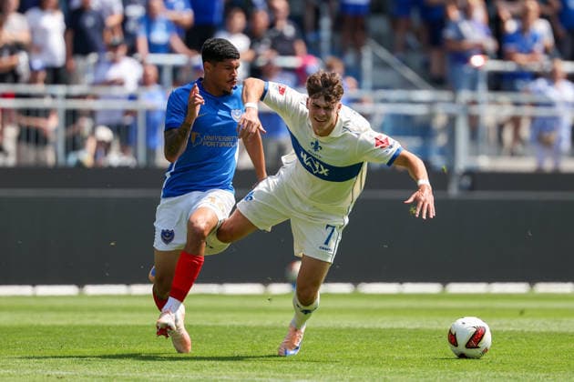 2026.08.01 Darmstadt, Testpiel SV Darmstadt 98 - FC Portsmouth v.l. Luke Le Roux (Portsmouth), Noah Raphael Weißhaupt (SV Darmstadt 98) battles for the Ball Copyright: HMBxMedia JoaquimxFerreira